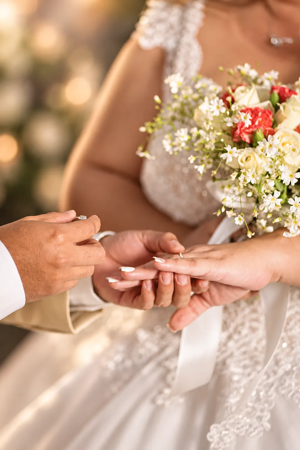 La novia recibe su anillo durante la ceremonia