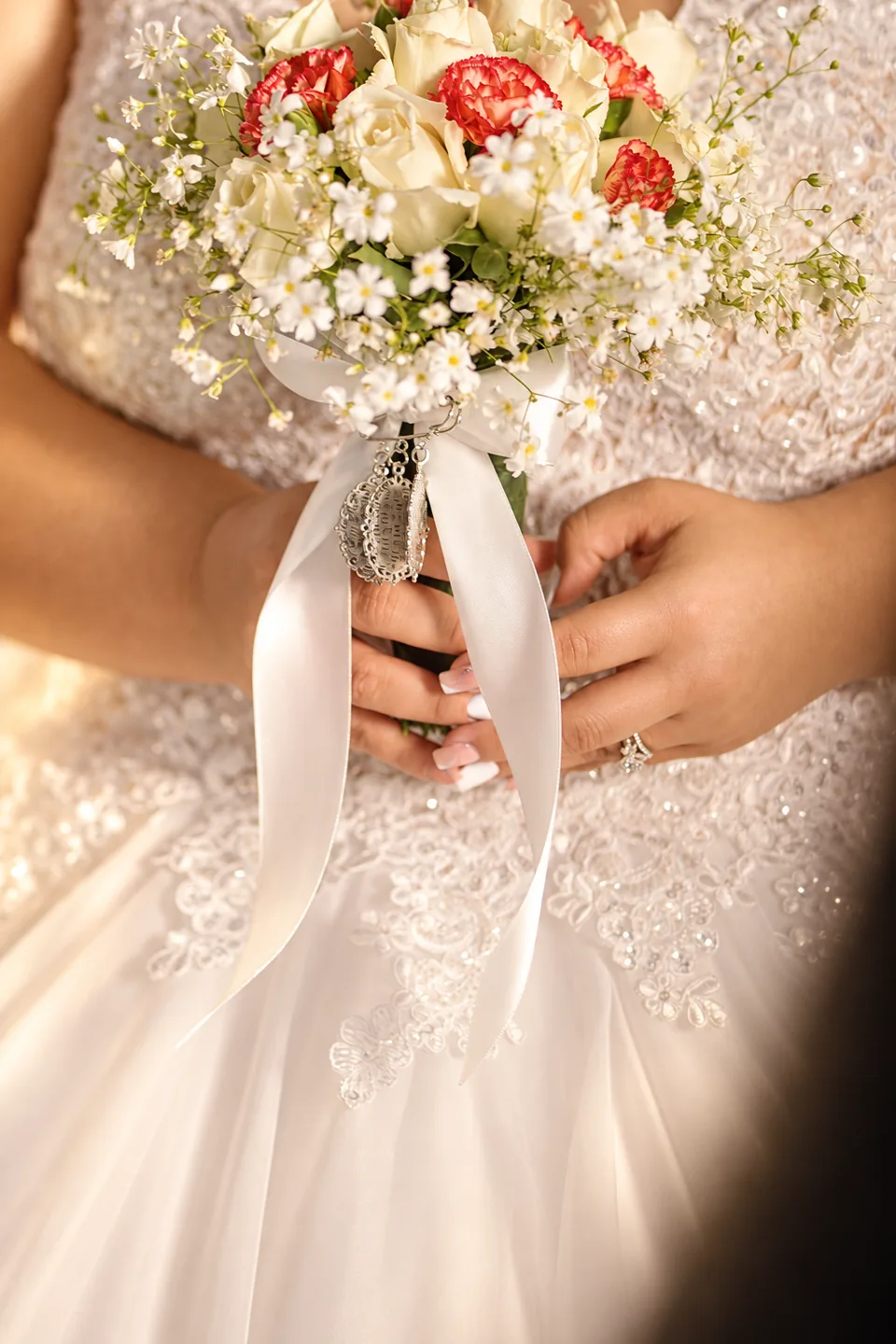 Ramo de flores y detalles del vestido de novia