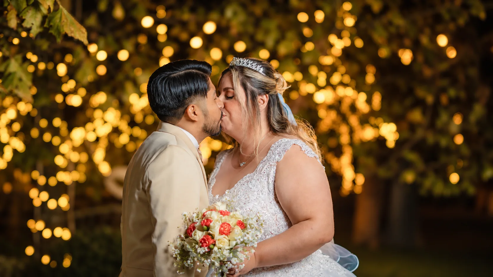 Un beso entre luces cálidas