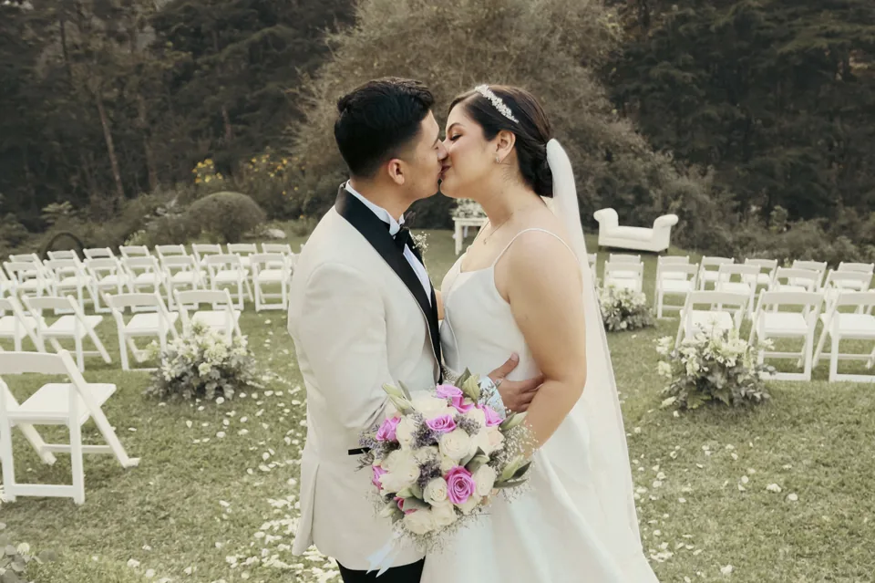 Un beso durante una boda al aire libre