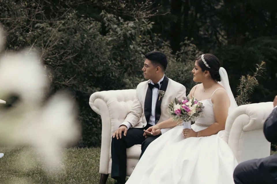 La pareja comparte un momento en el jardín