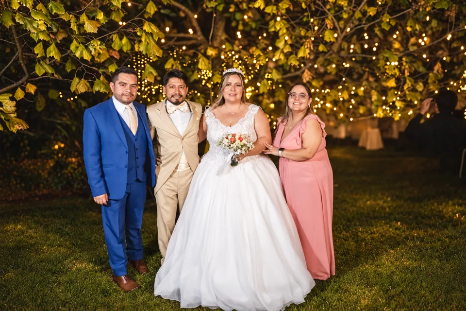 Retrato de los novios junto a su familia