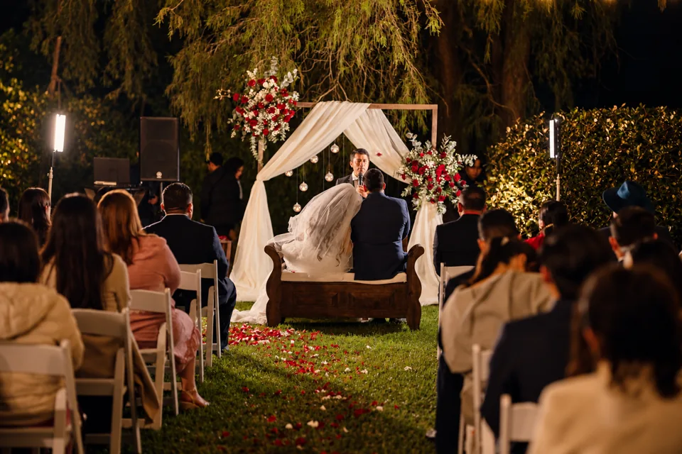 La ceremonia bajo un arco de flores