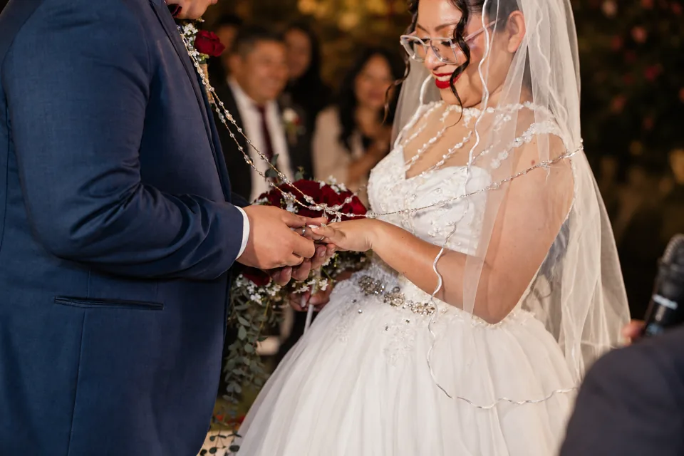 Intercambio de anillos en una ceremonia de noche