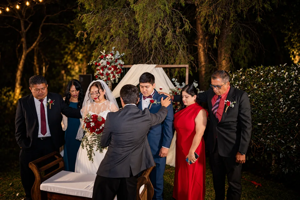 Familiares abrazan a los recién casados