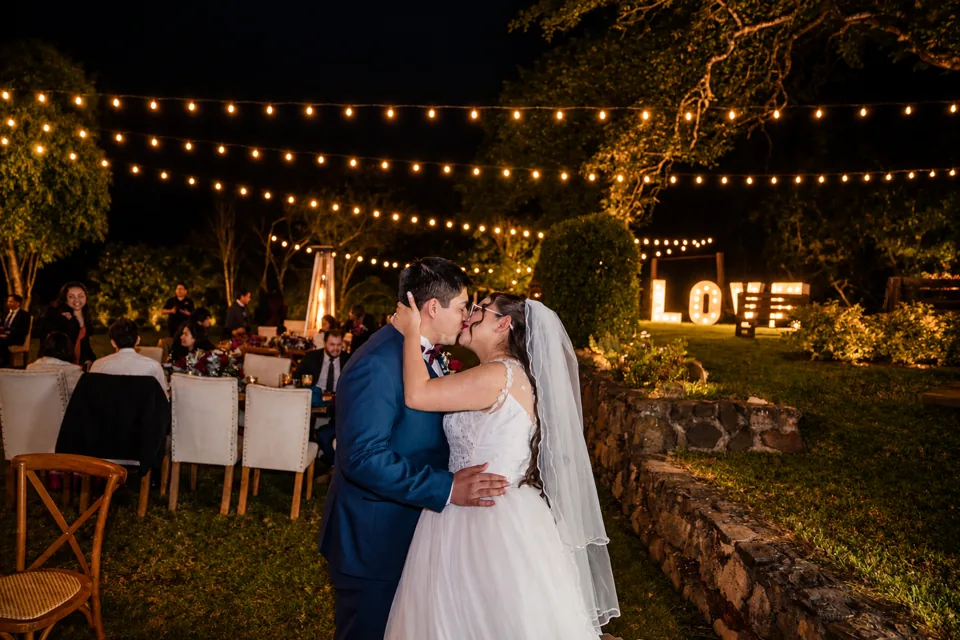 Un abrazo bajo una guirnalda de luces