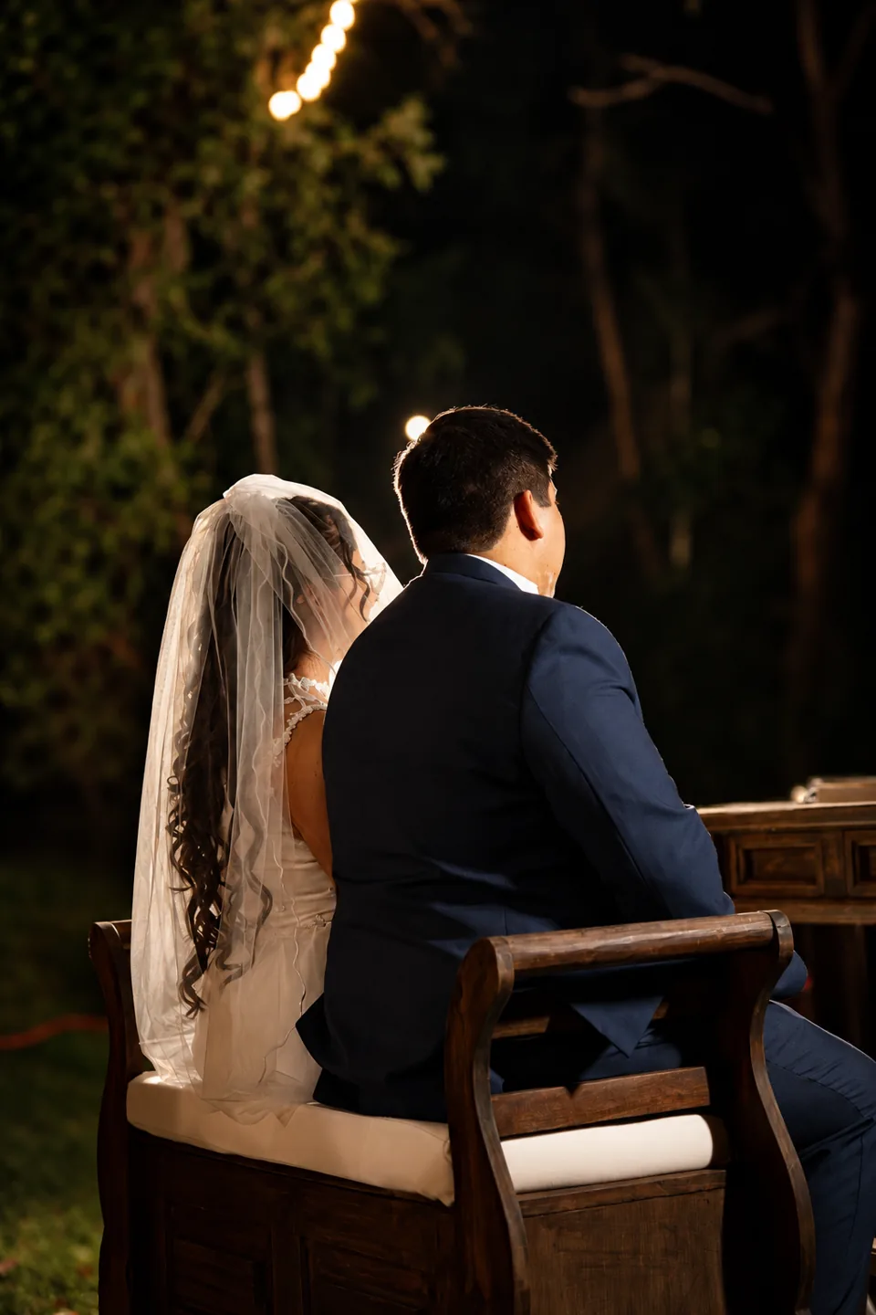 Los novios sentados durante la ceremonia