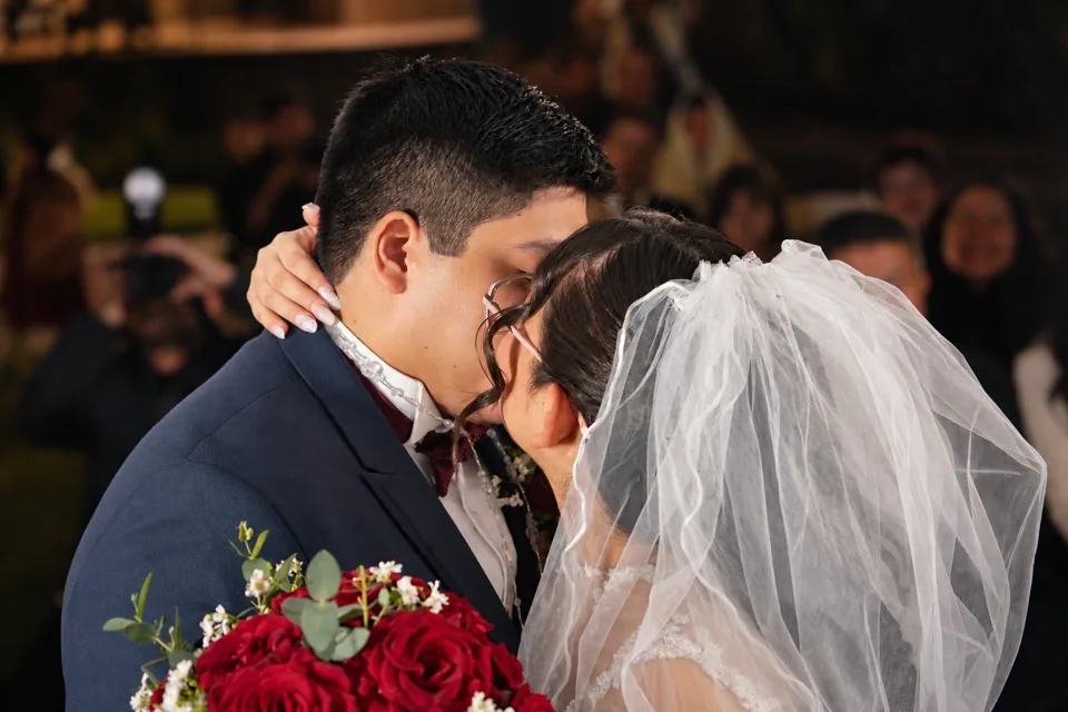 Un beso de los recién casados
